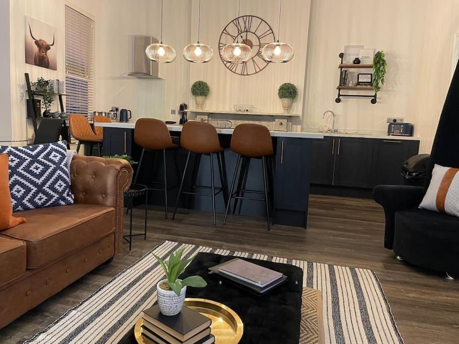 The - Brand New, Stylish & Apartamento