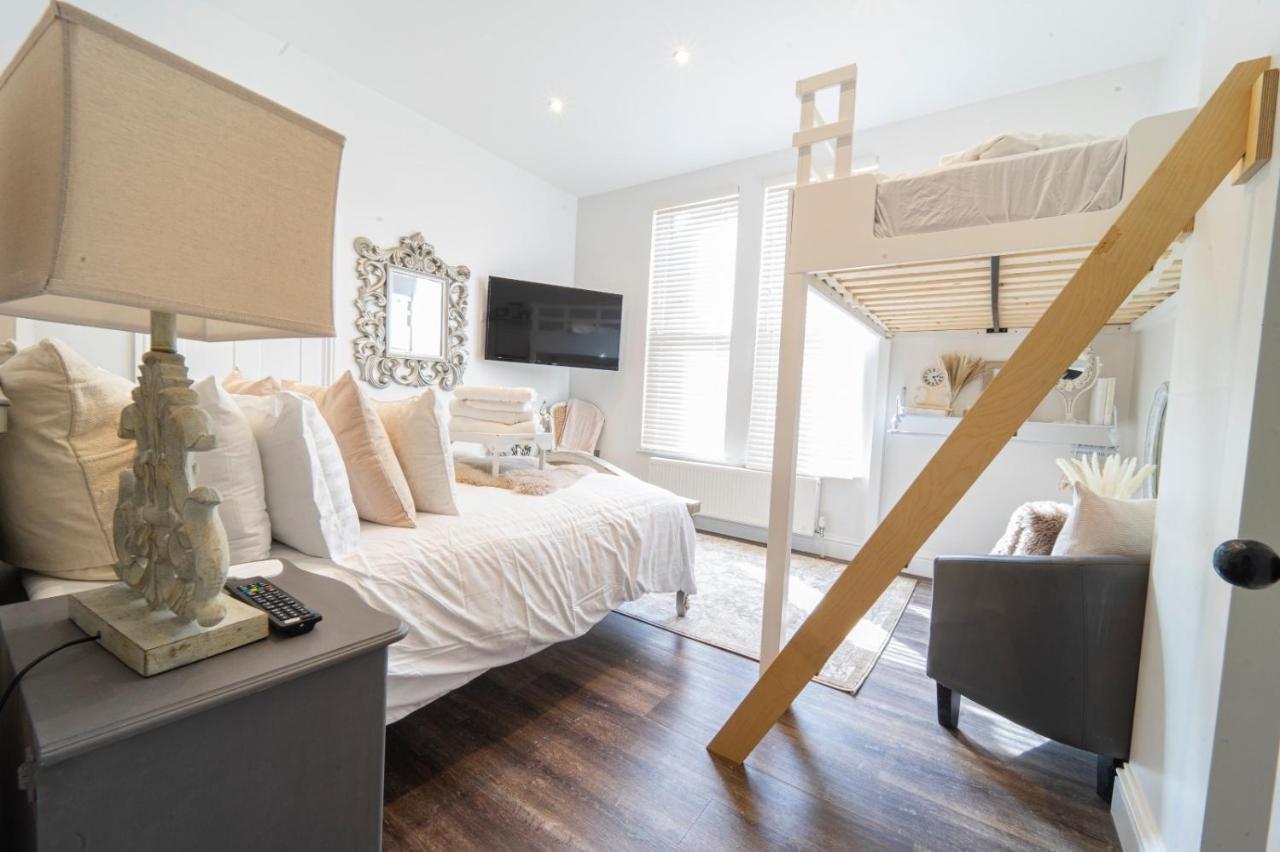 The - Brand New, Stylish & Apartamento