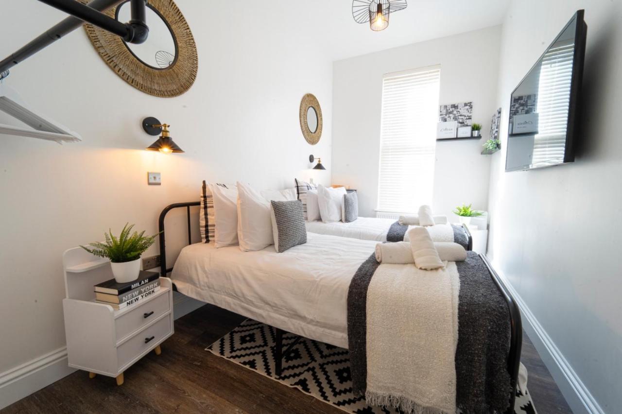 The - Brand New, Stylish & Apartamento